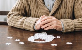 Чтение, головоломки и настольные игры могут отсрочить болезнь Альцгеймера на 5 лет
