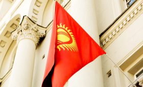 Указом президента у госслужащих Кыргызстана зарплата выросла почти вдвое