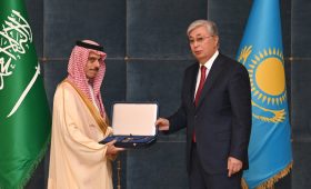 Президент Казахстана вручил королю Саудовской Аравии орден «Золотой орел»