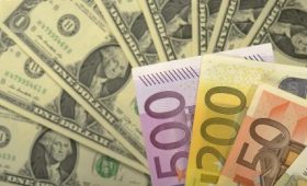 Доллары и евро россиян примерзают к счетам