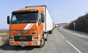 Казахстан начал задерживать российские грузовики с товарами из Европы