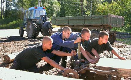 Путевка в жизнь: 14-летним подросткам разрешили «заработать копеечку» на вредном производстве