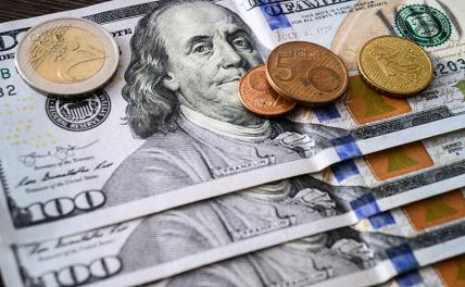Курс доллара продолжает обвал на Мосбирже
