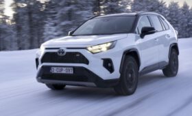 Toyota осталась лидером в автопроме: статистика 2024 года