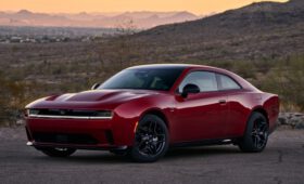 Планы Stellantis в США: срок выхода на рынок бензинового Dodge Charger и анонс новинок Jeep